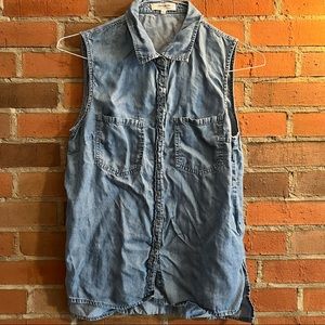 Sleeveless button shirt